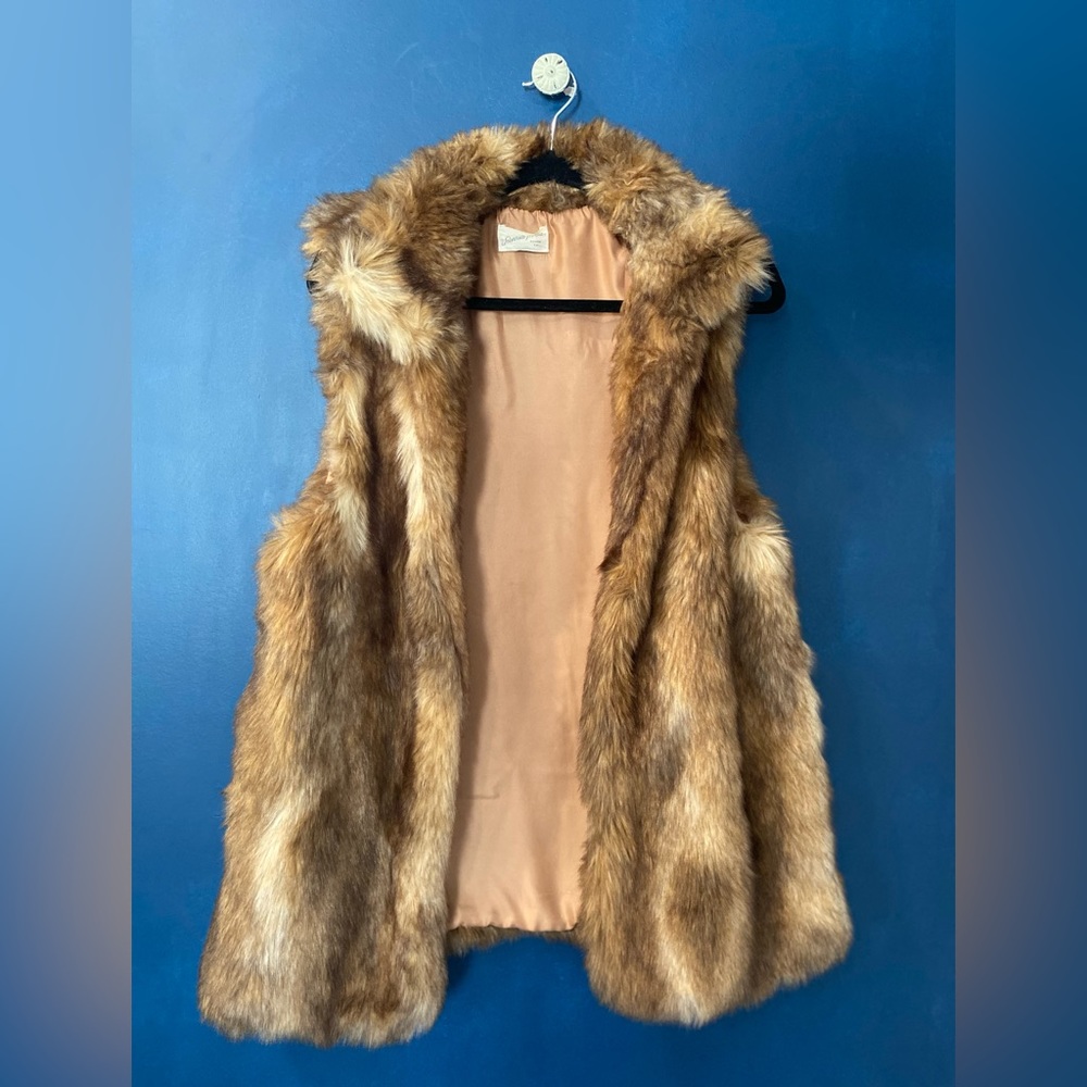 Universal Thread faux fur vest with pockets